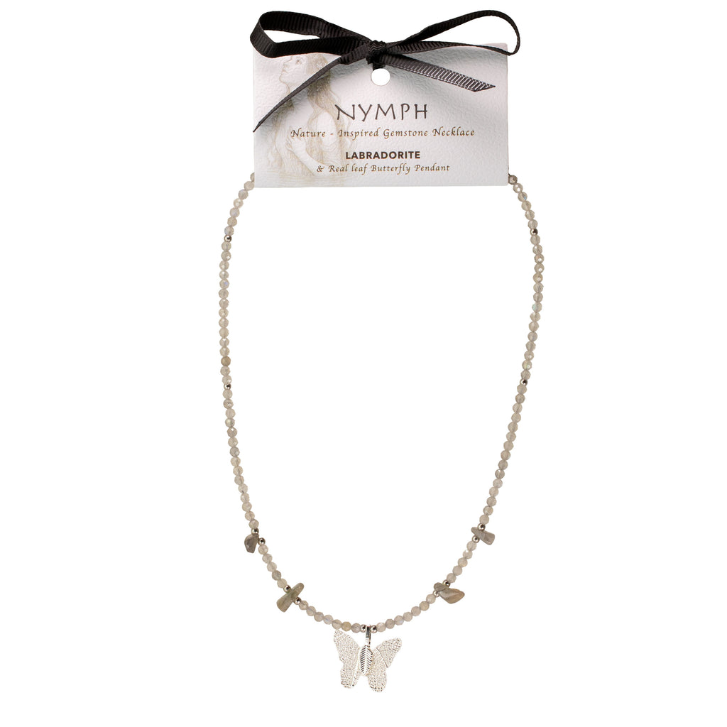 Collar de gema de labradorita Ninfa con colgante de mariposa de hoja real
