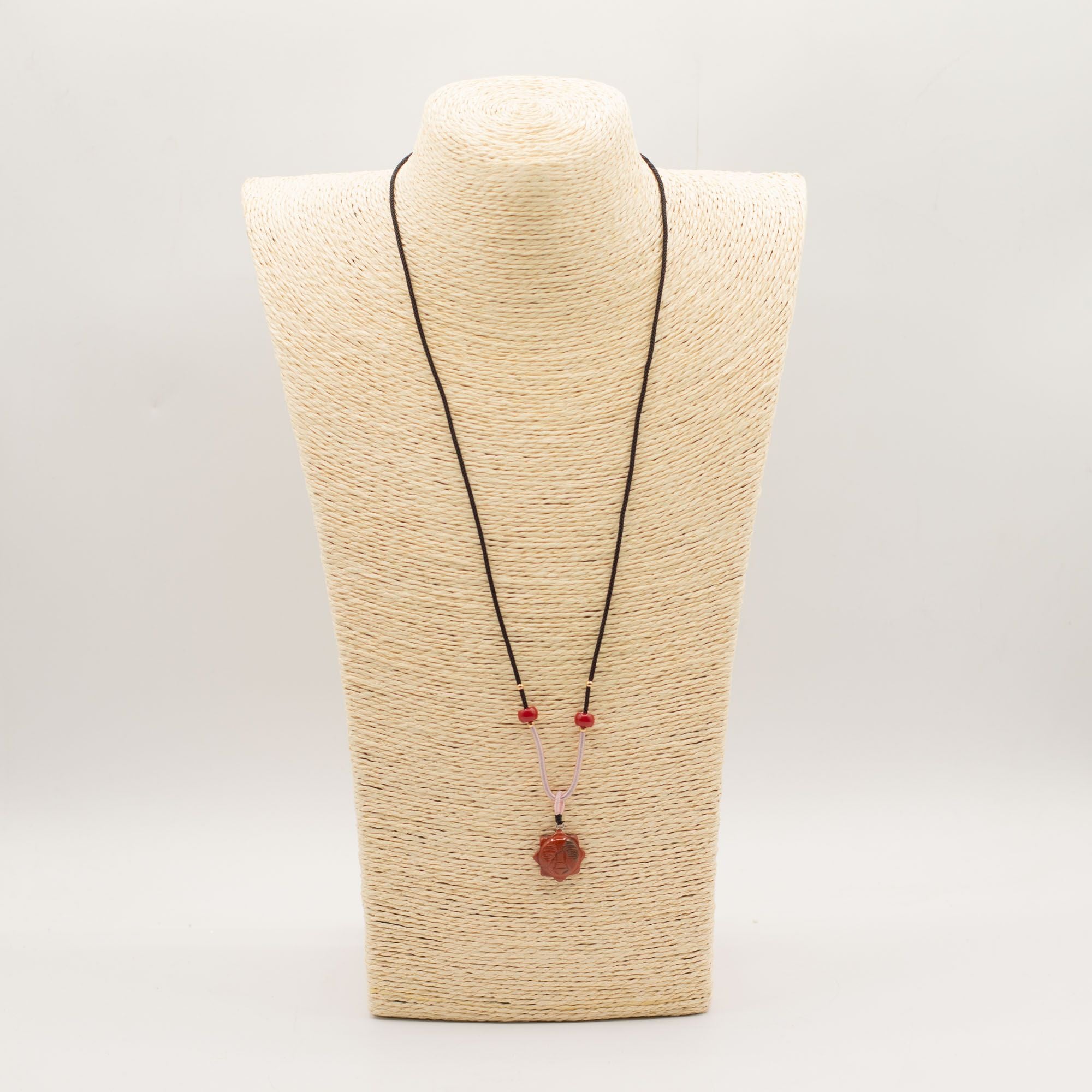 Collar de cuerda con colgante de piedra preciosa - Cara del Sol de cornalina