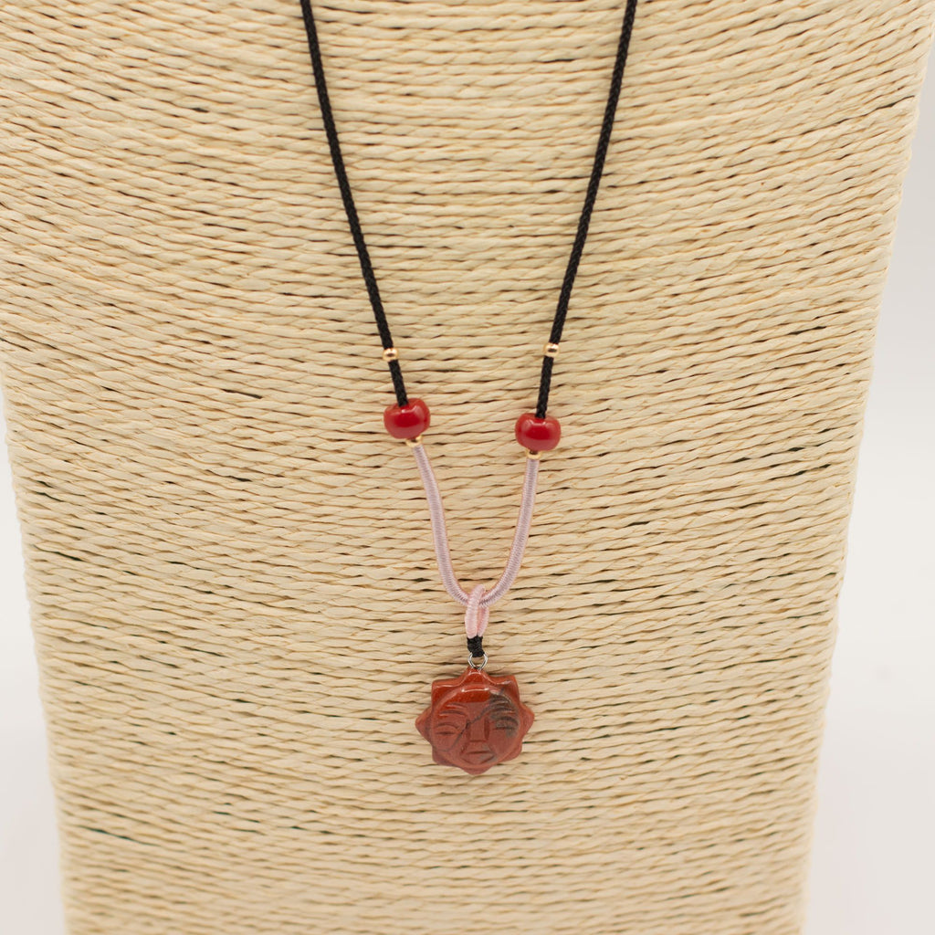 Collar de cuerda con colgante de piedra preciosa - Cara del Sol de cornalina