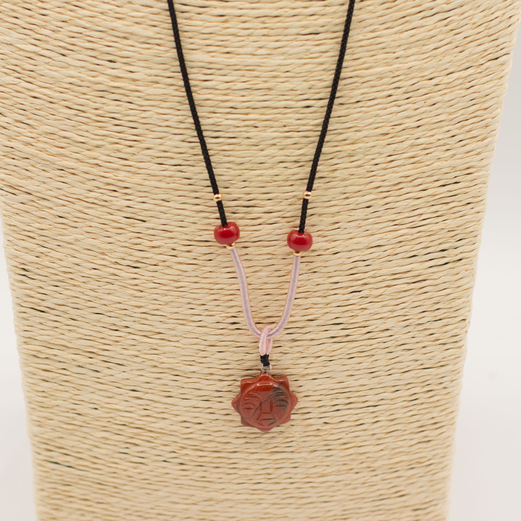 Collar de cuerda con colgante de piedra preciosa - Cara del Sol de cornalina