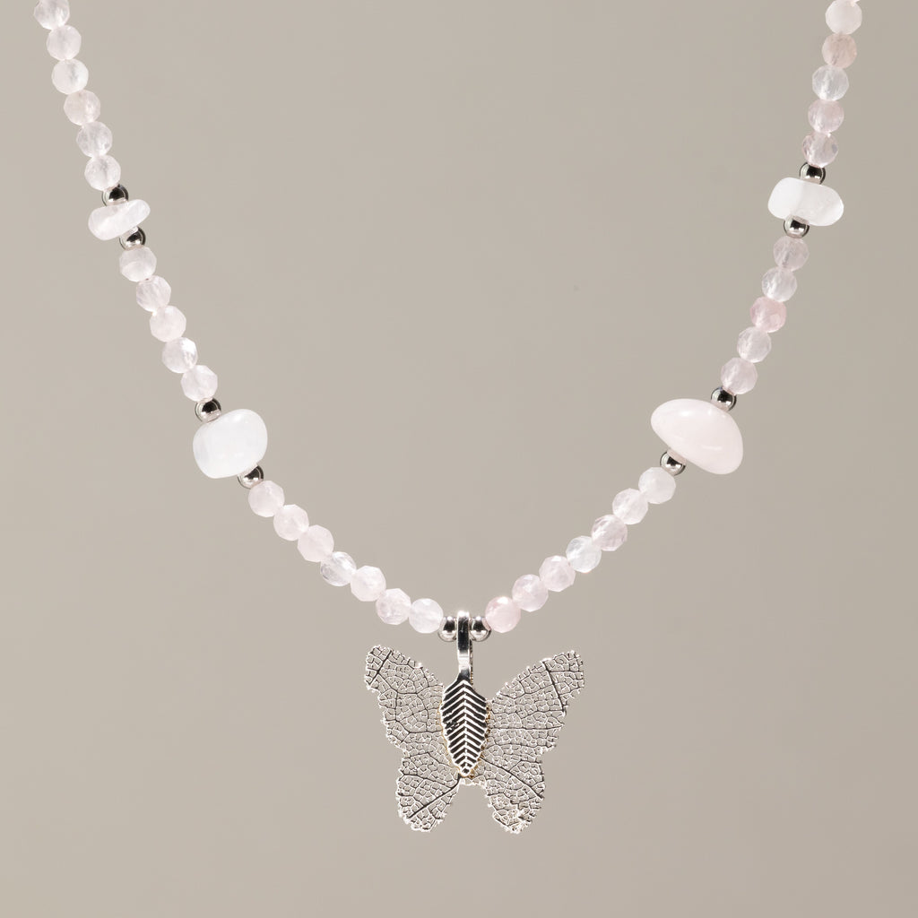 Collar de gema de cuarzo rosado Nymph con colgante de mariposa de hoja real
