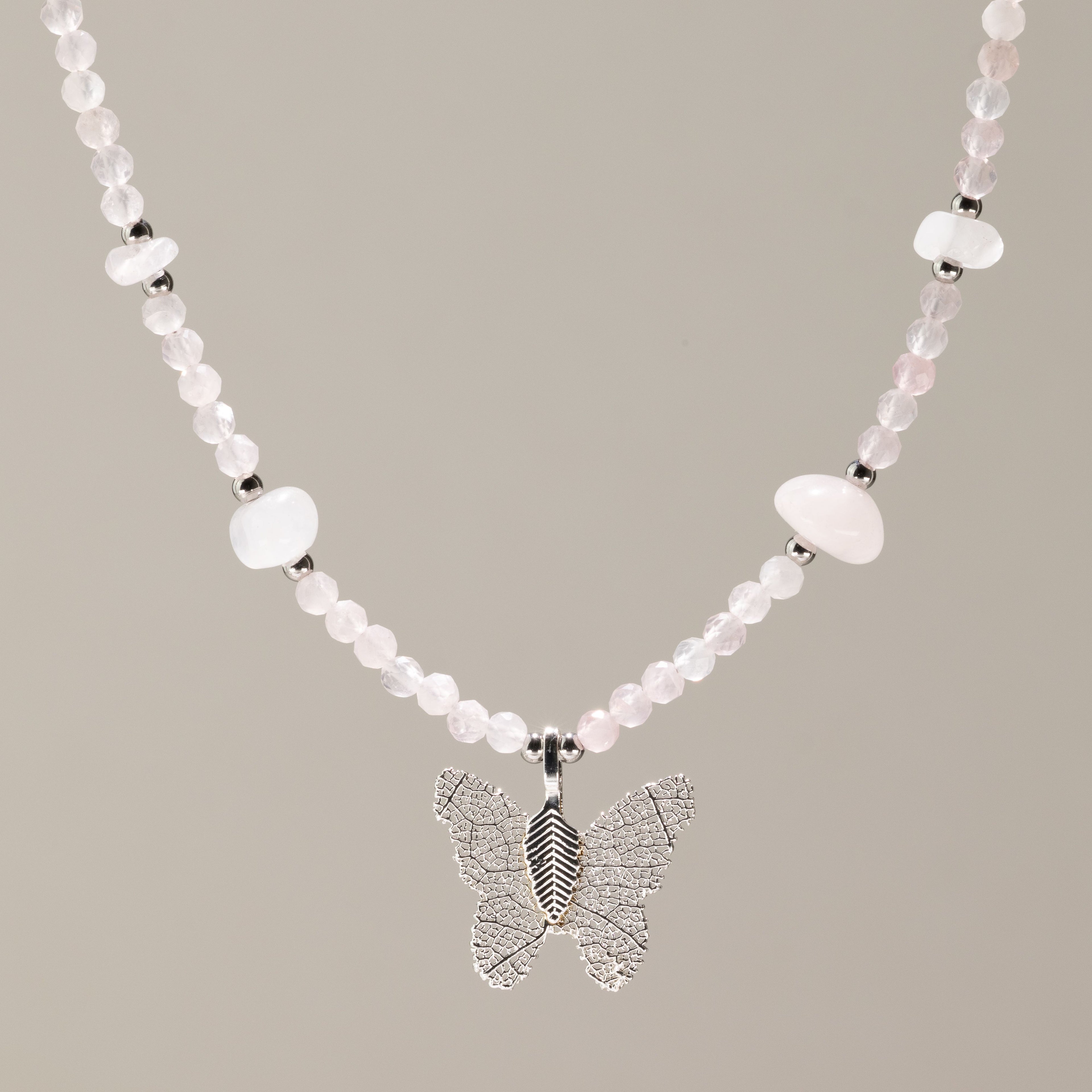 Collar de gema de cuarzo rosado Nymph con colgante de mariposa de hoja real