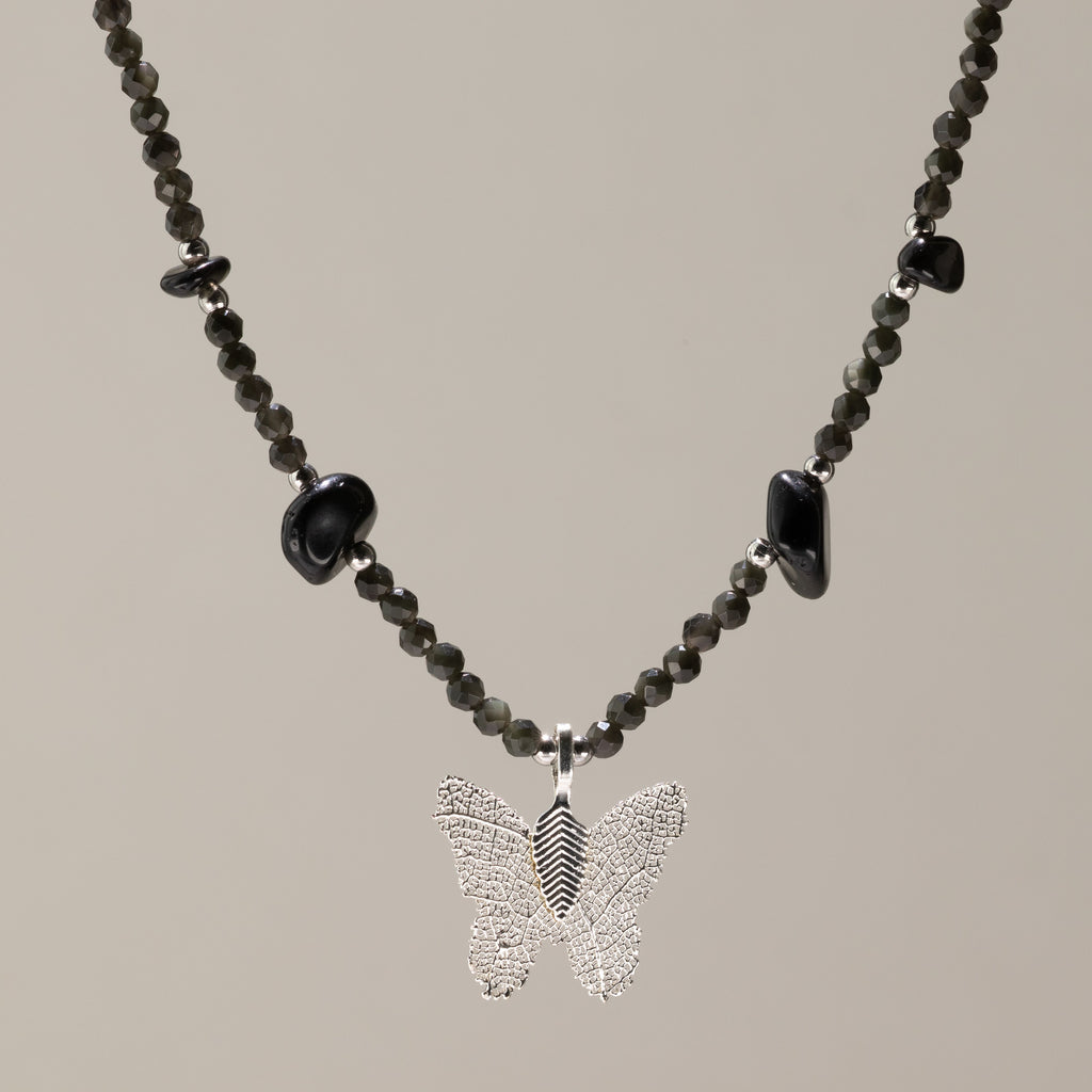 Collar de gema de obsidiana negra ninfa con colgante de mariposa hecho de una hoja real