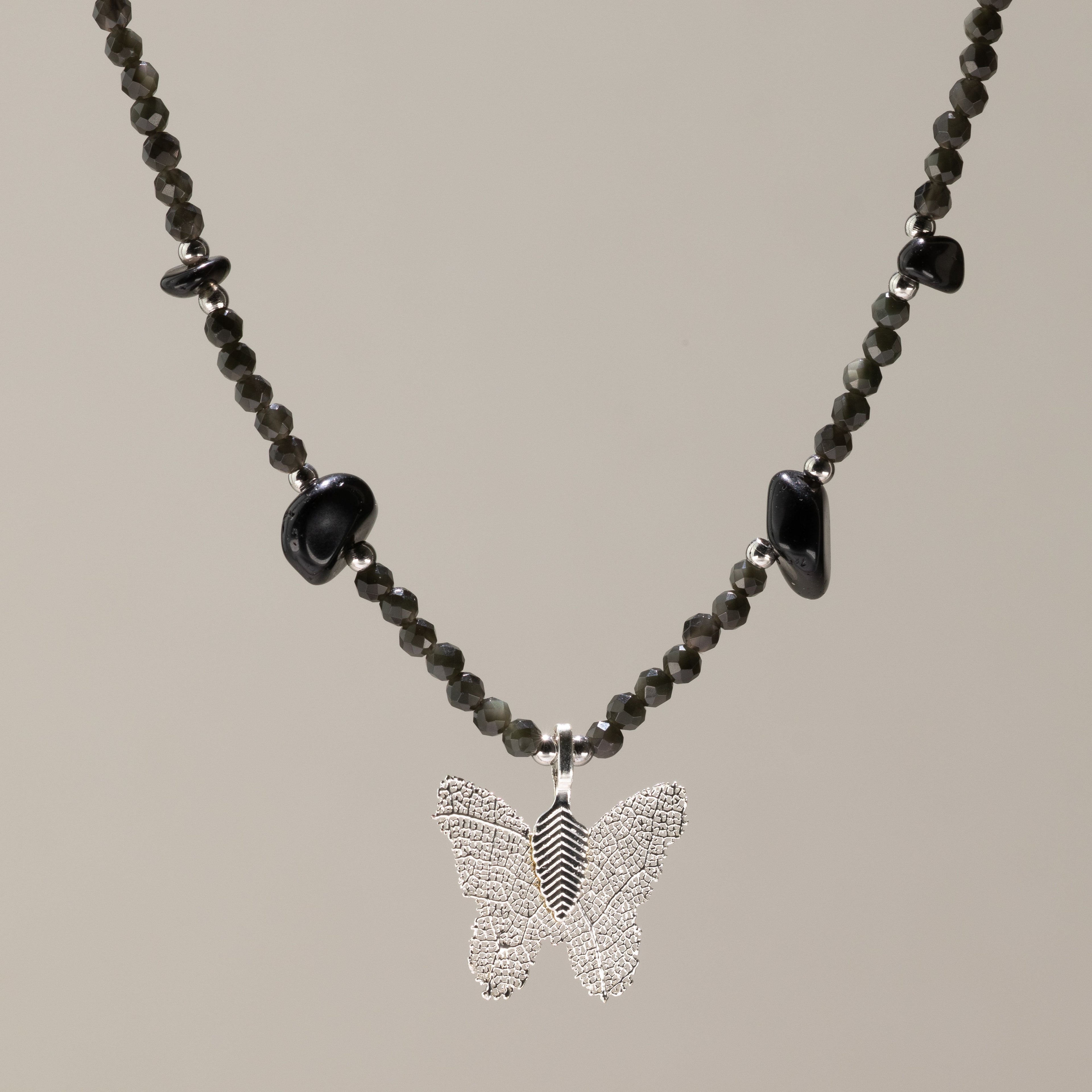 Collar de gema de obsidiana negra ninfa con colgante de mariposa hecho de una hoja real