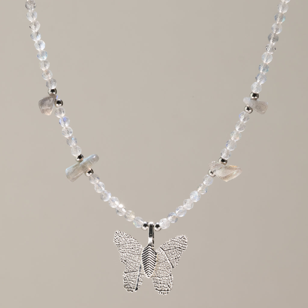 Collar de gema de labradorita Ninfa con colgante de mariposa de hoja real