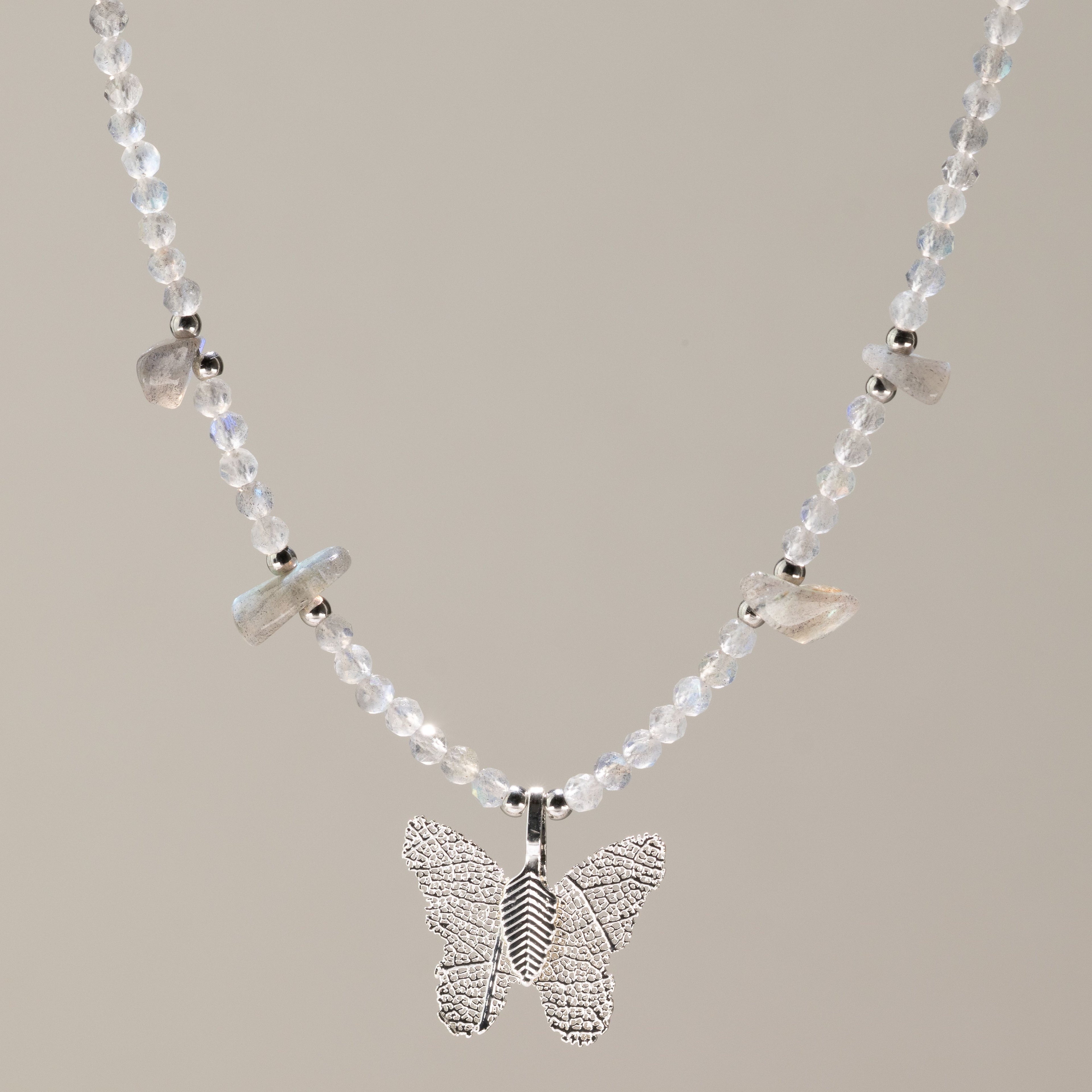 Collar de gema de labradorita Ninfa con colgante de mariposa de hoja real