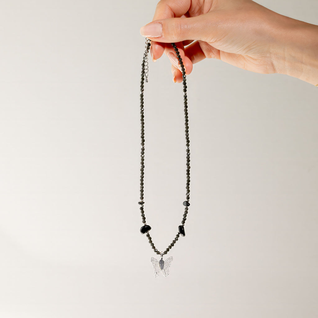 Collar de gema de obsidiana negra ninfa con colgante de mariposa hecho de una hoja real