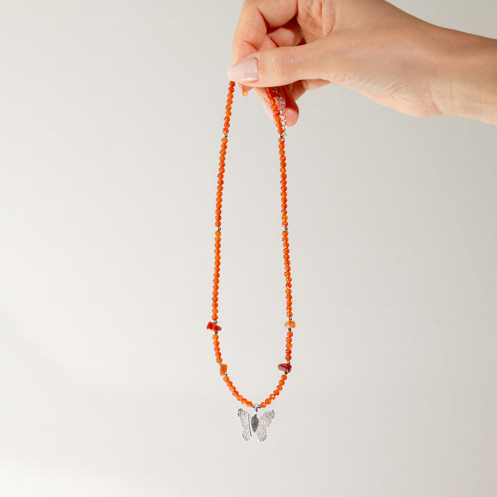 Collar de gema de rubí Nymph con colgante de mariposa hecho con una hoja real