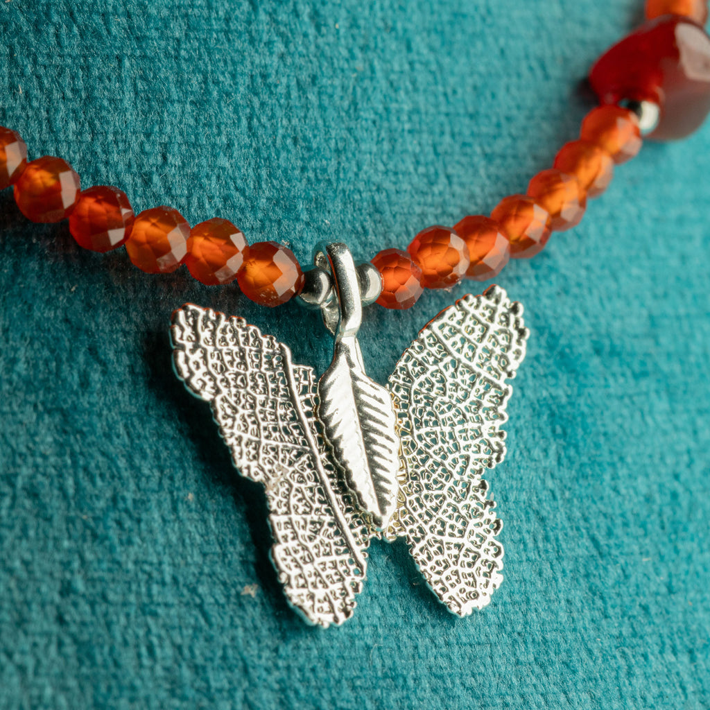 Collar de gema de rubí Nymph con colgante de mariposa hecho con una hoja real