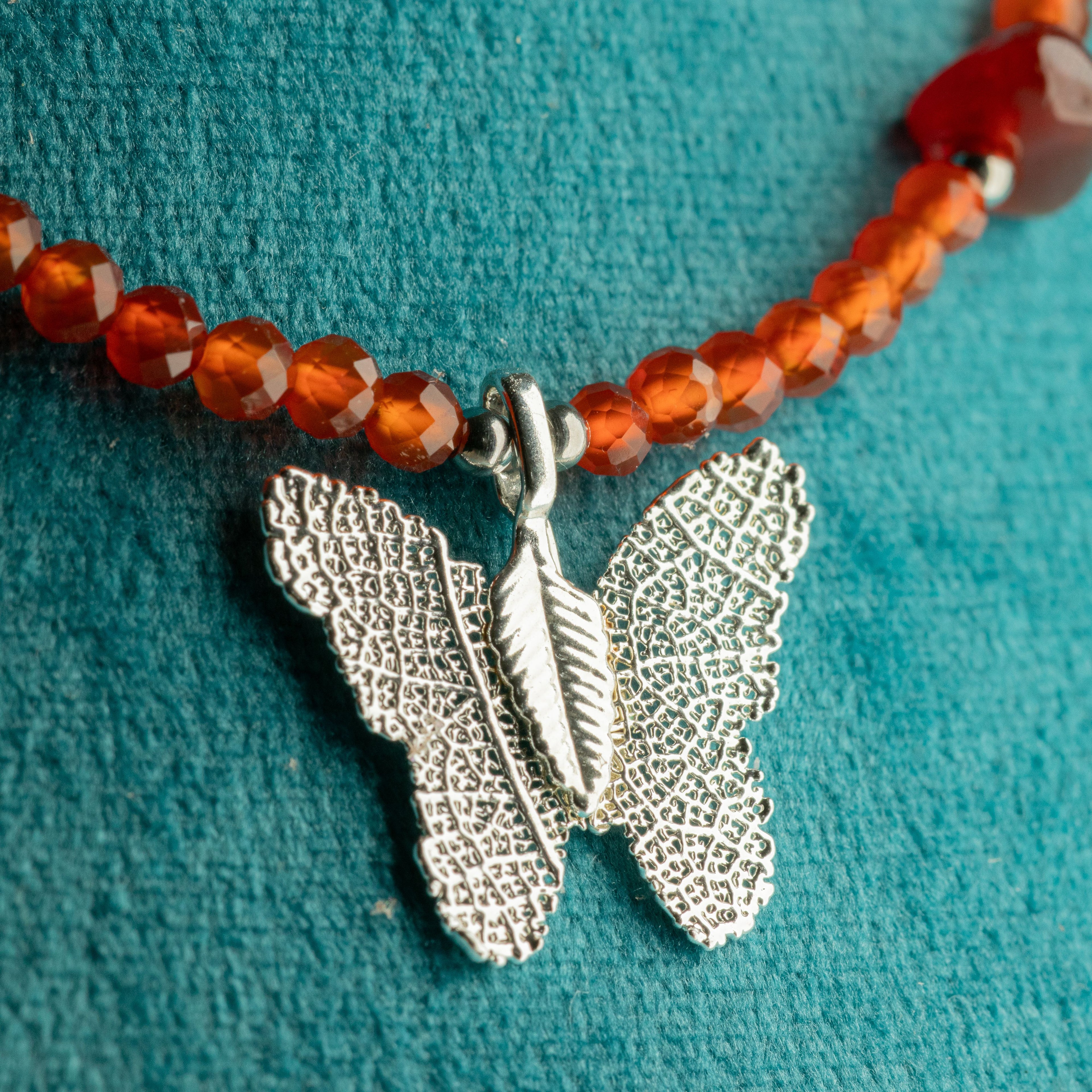 Collar de gema de rubí Nymph con colgante de mariposa hecho con una hoja real