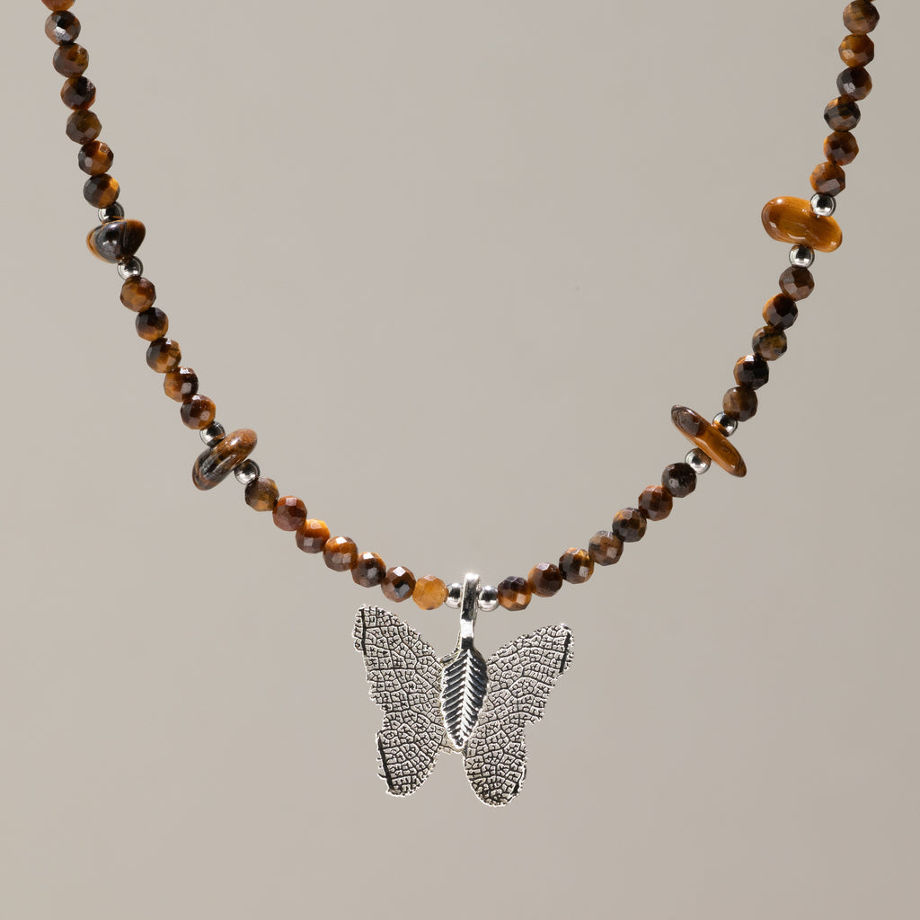 Collar de ojo de tigre con gema y colgante de mariposa hecho con una hoja real
