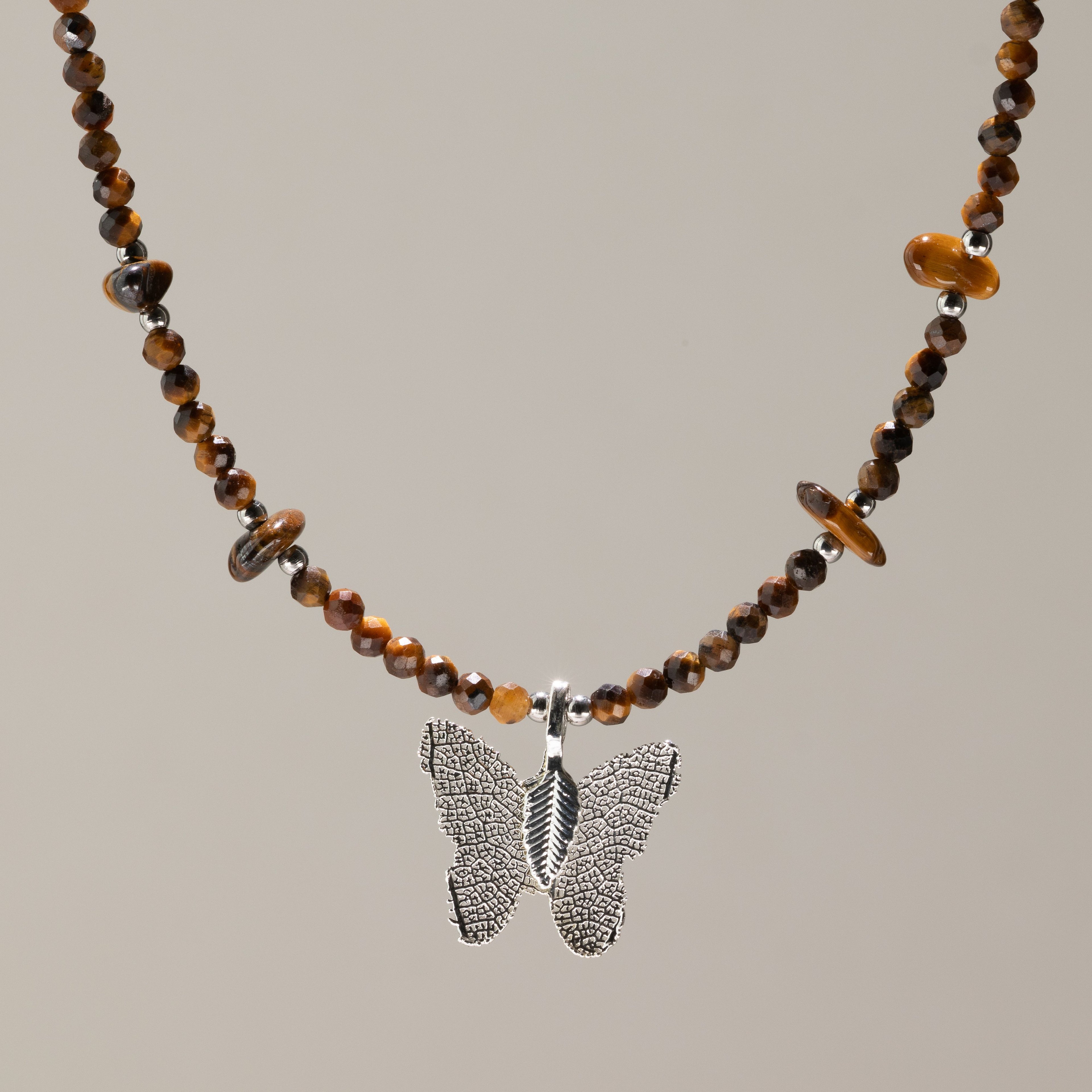 Collar de ojo de tigre con gema y colgante de mariposa hecho con una hoja real