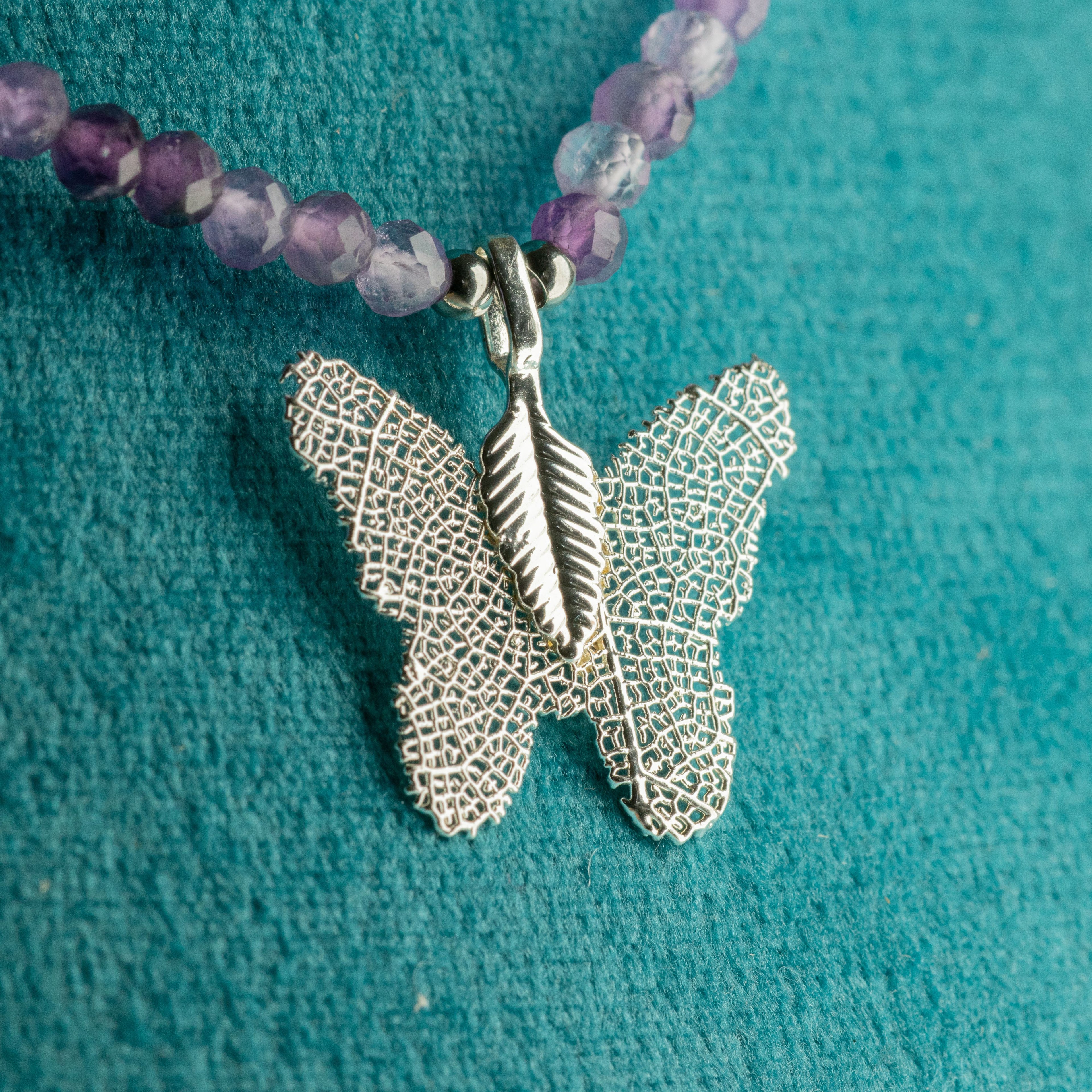 Collar de amatista con gema y colgante de mariposa hecho de hoja real