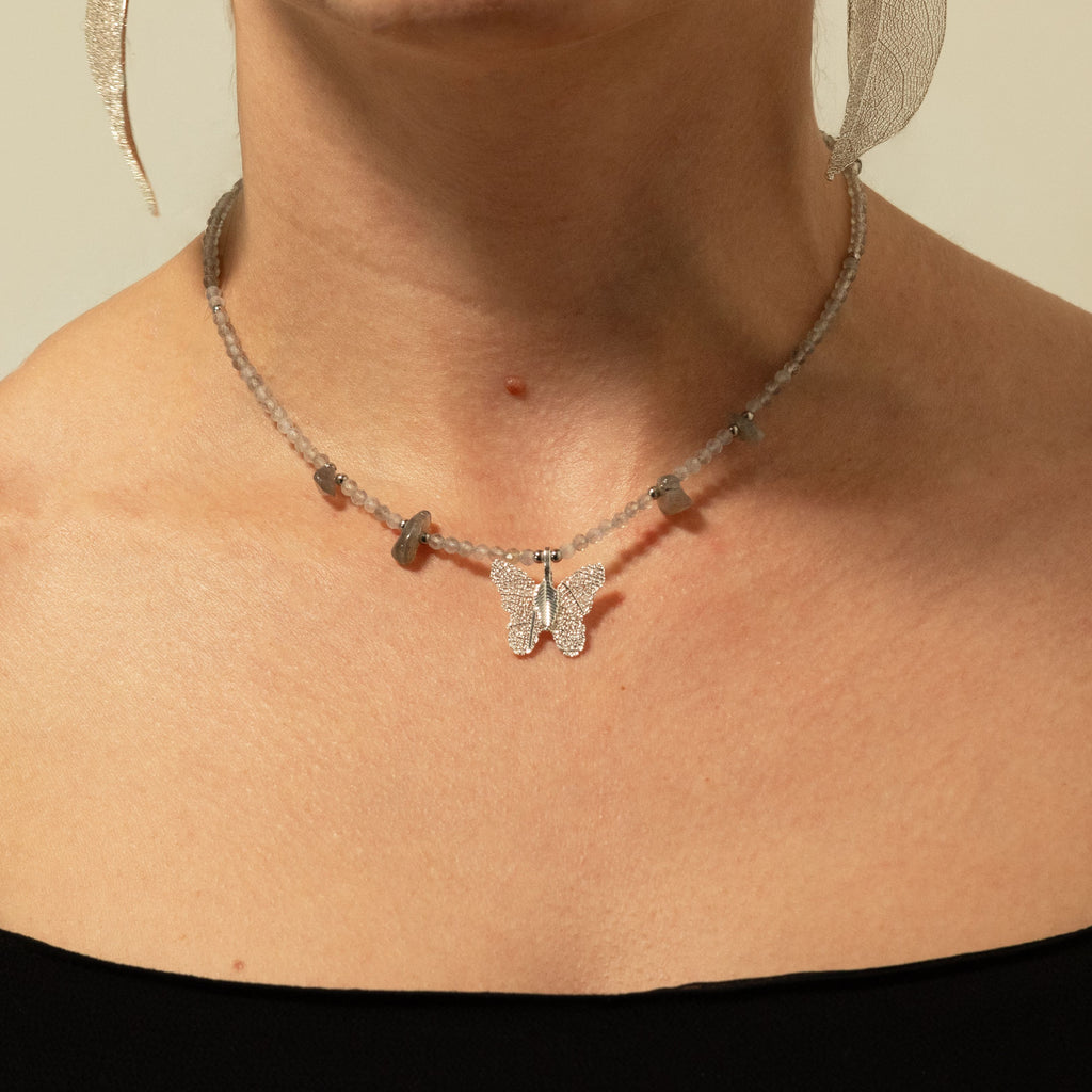 Collar de gema de labradorita Ninfa con colgante de mariposa de hoja real