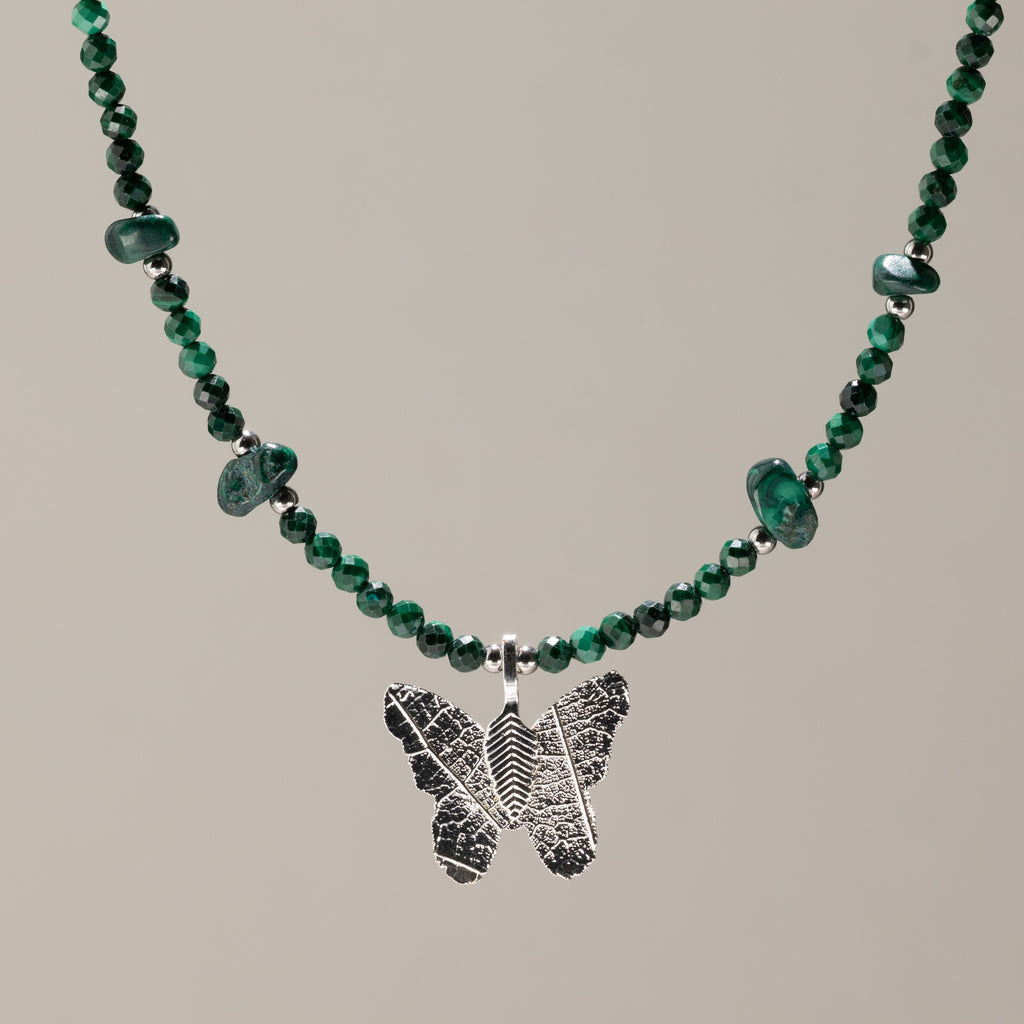 Collar de malaquita con gema de malaquita y colgante de mariposa con hoja real