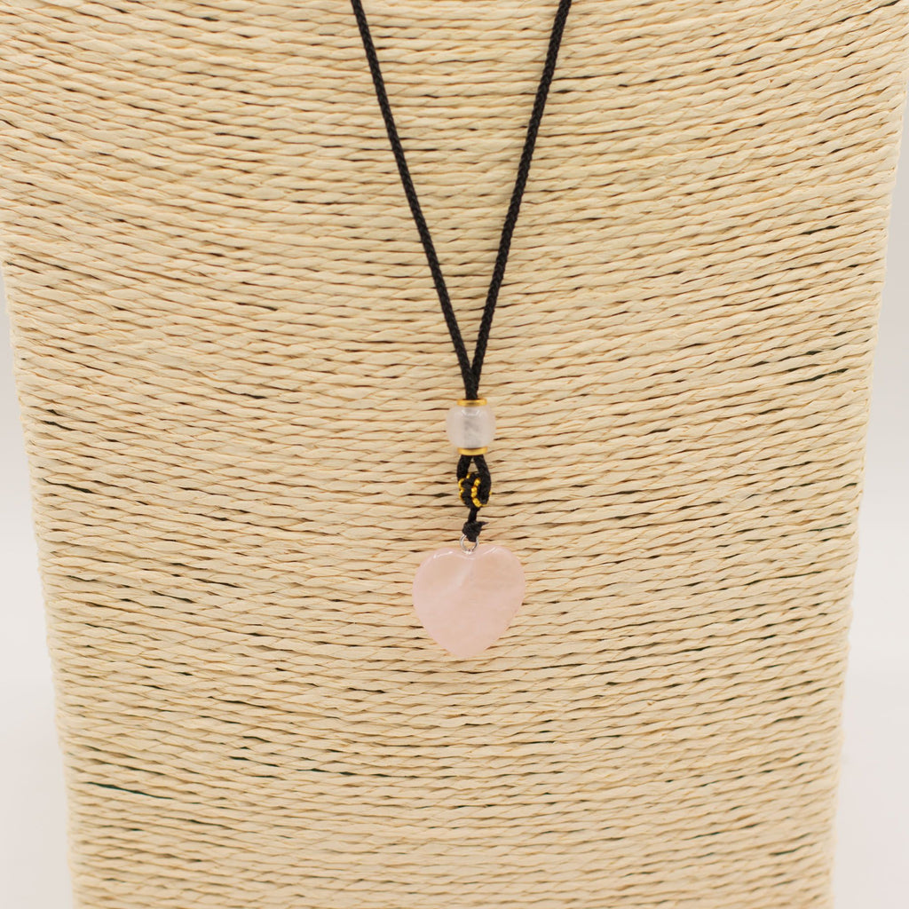 Collar de cuerda con colgante de piedra preciosa - corazón de cuarzo rosa