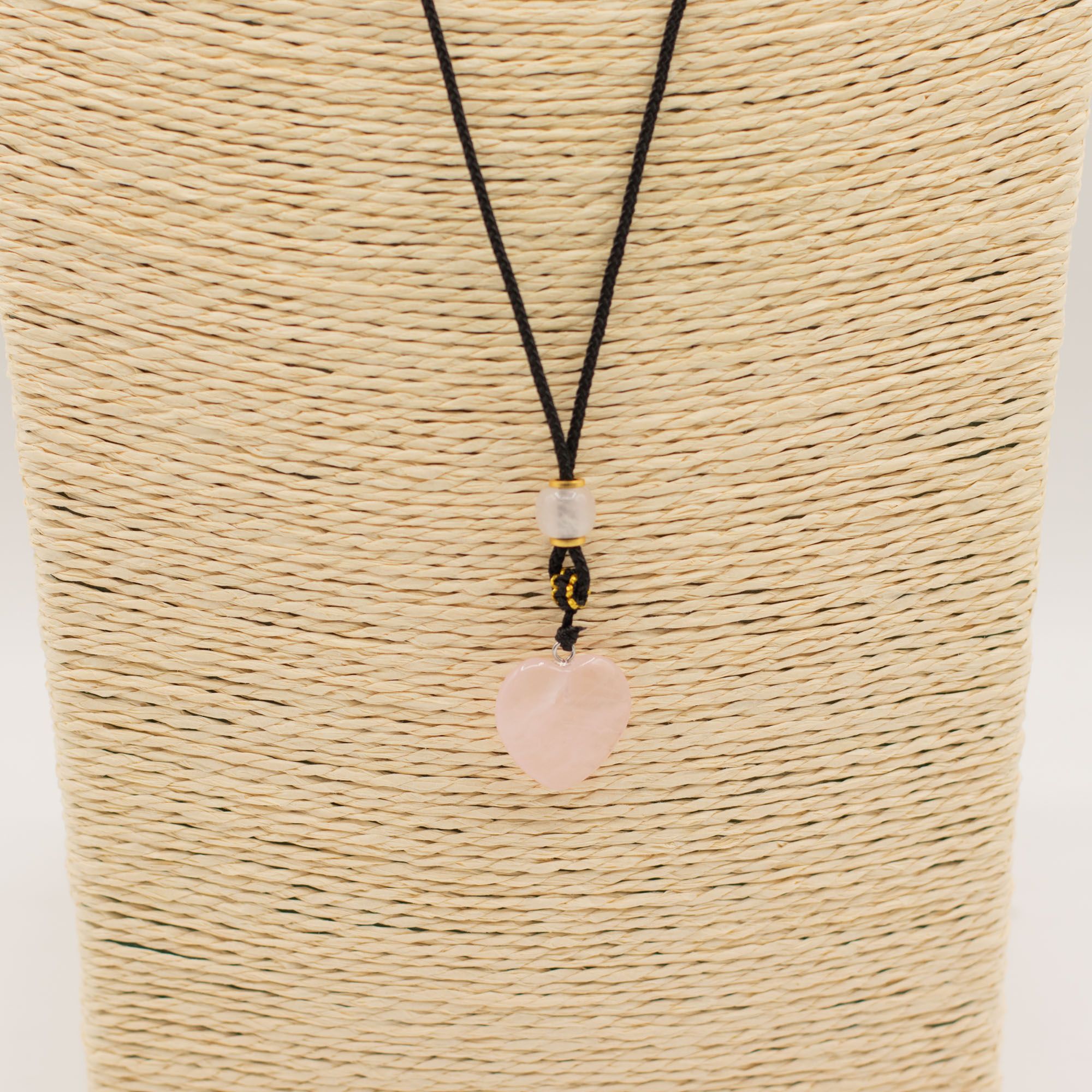 Collar de cuerda con colgante de piedra preciosa - corazón de cuarzo rosa