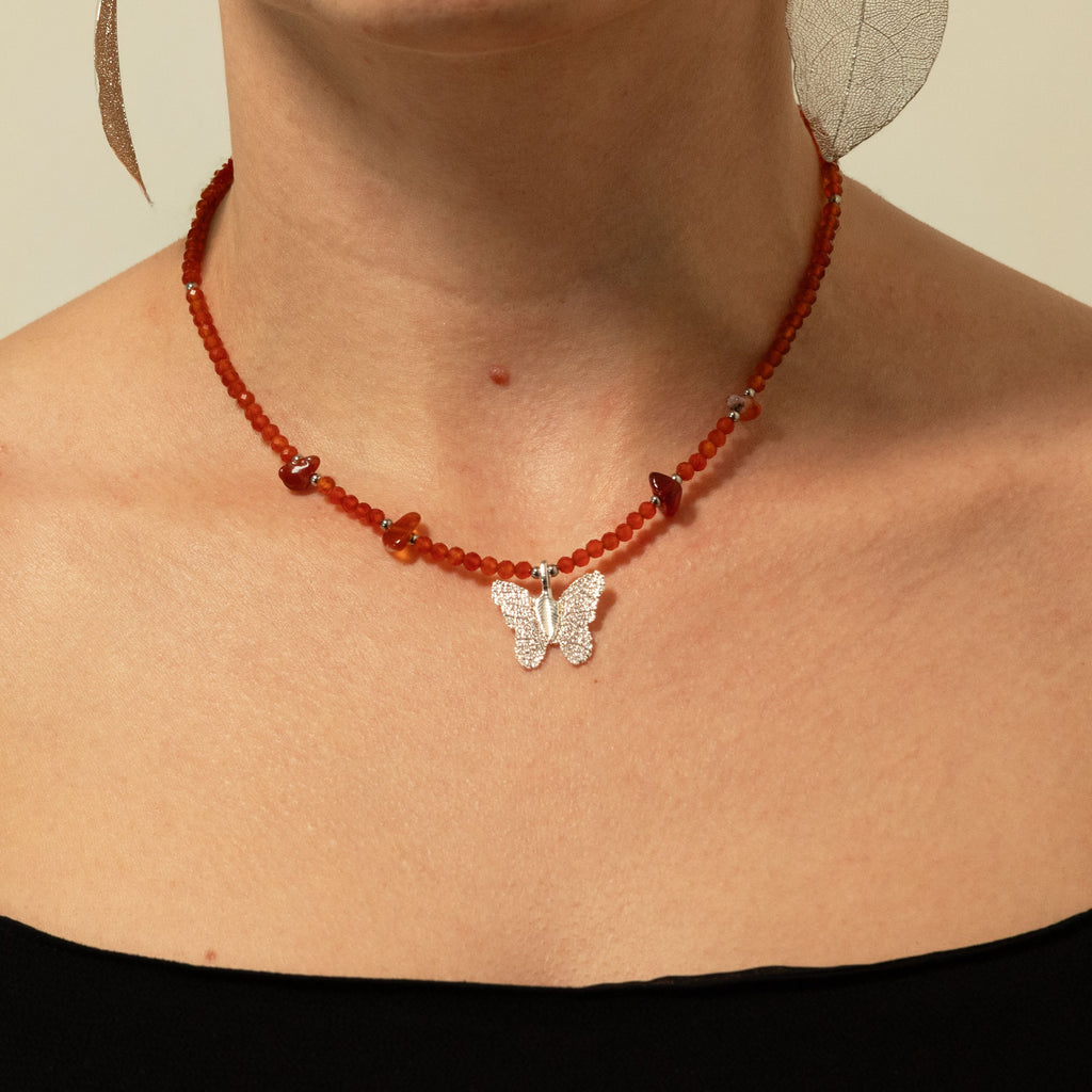 Collar de gema de rubí Nymph con colgante de mariposa hecho con una hoja real