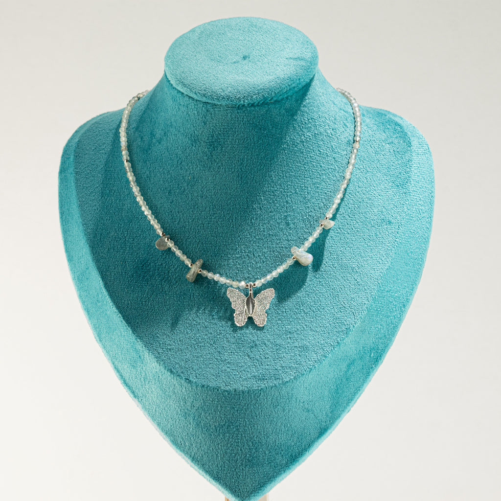 Collar de gema de labradorita Ninfa con colgante de mariposa de hoja real