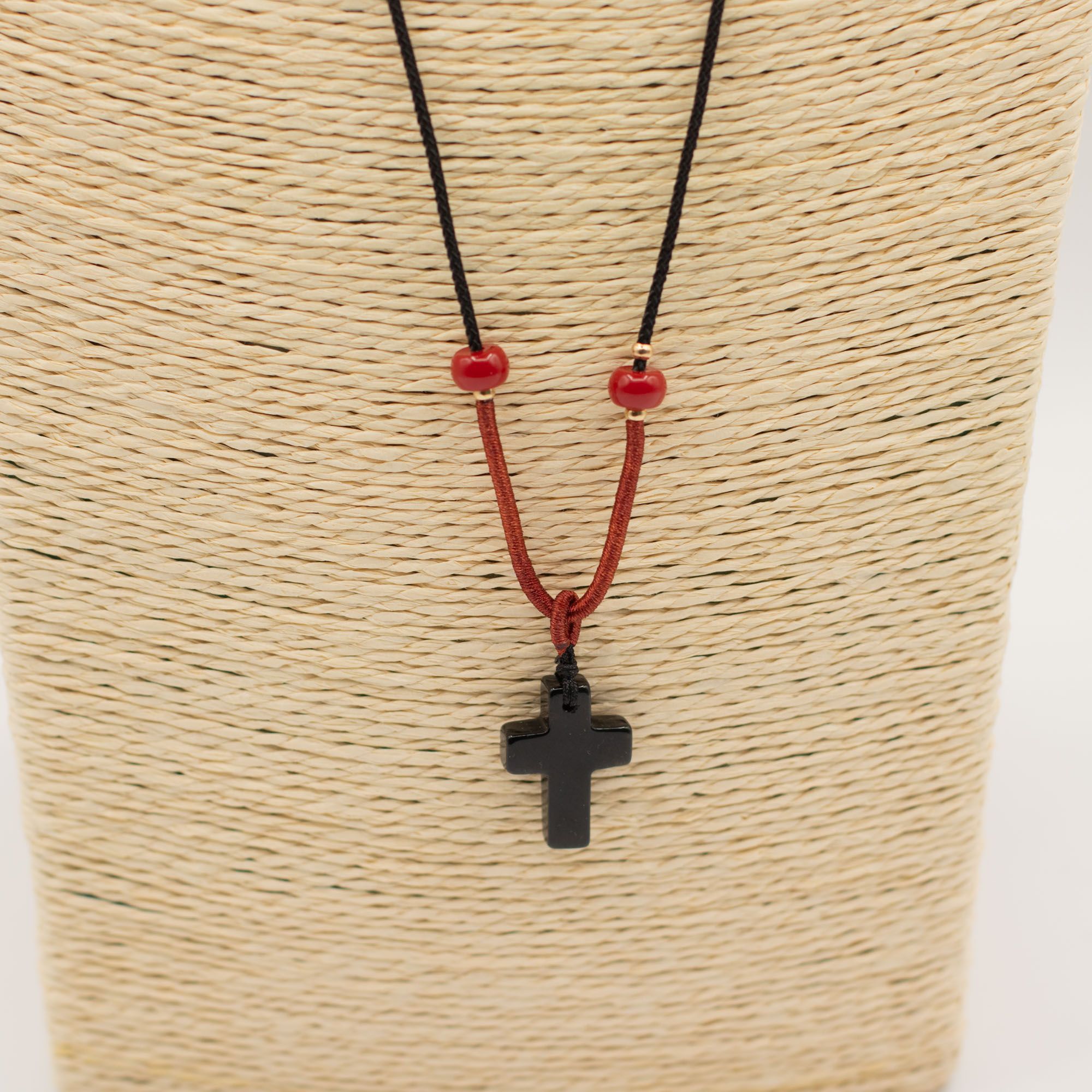 Collar de cordón con colgante de piedra preciosa - Cruz de ágata negra