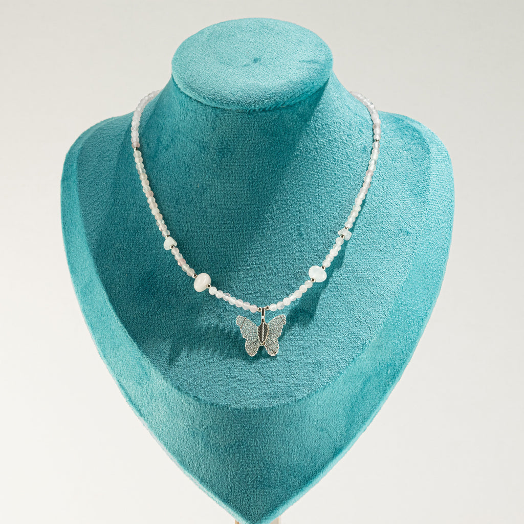 Collar de gema de cuarzo rosado Nymph con colgante de mariposa de hoja real