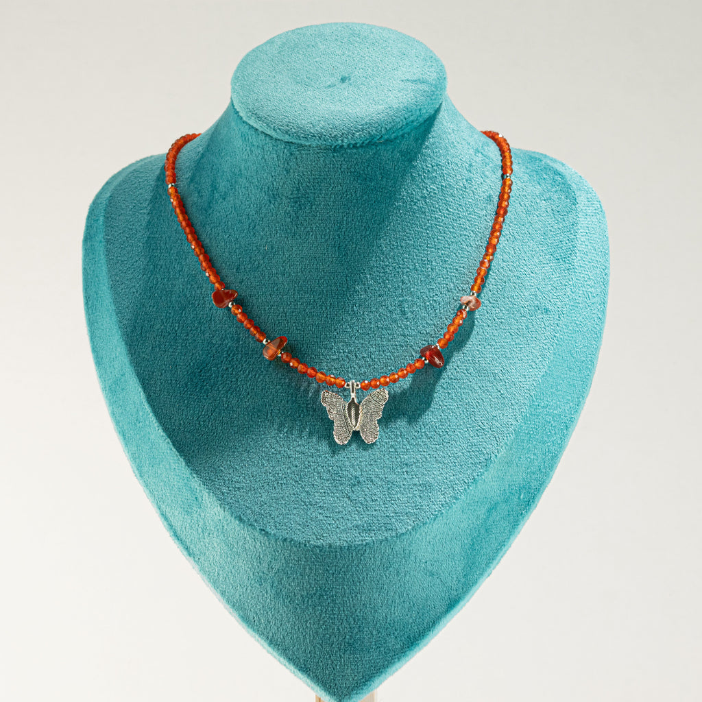 Collar de gema de rubí Nymph con colgante de mariposa hecho con una hoja real
